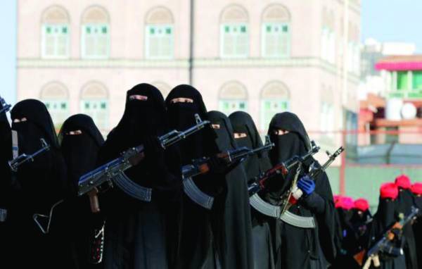 صحيفة خليجية تكشف تمثيلية الموت الحوثية.. أمهات مزيفات يرقص على الجثث.. هكذا تخدع المليشيات أسر قتلاها..؟! 