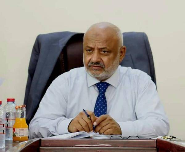 المحافظ طاهر يزف بشرى سارة لكافة موظفي الحديدة بشأن صرف مرتب مارس والـ30% الزيادة..! – (موعد ومكان الصرف)