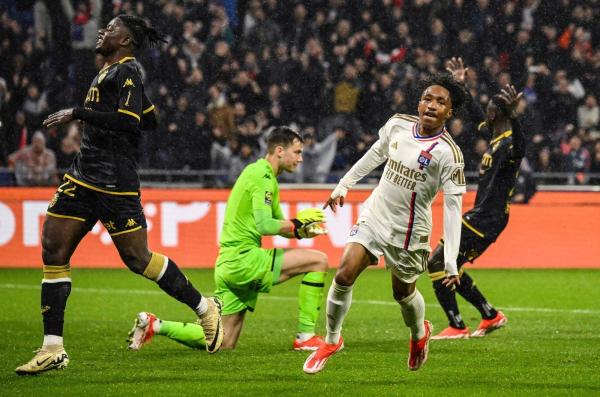 «الدوري الفرنسي»: ليون يهزم موناكو ويهدي سان جيرمان اللقب الـ12