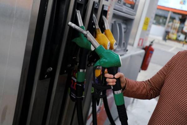 النفط يواصل انخفاضه مع زيادة المخزونات الأمريكية وتراجع مخاوف الطلب