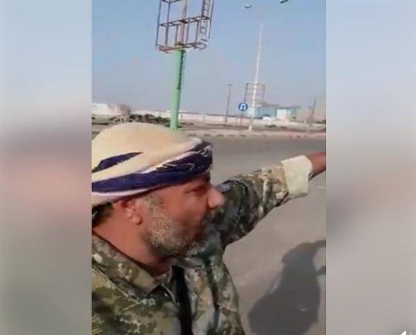 الصحفي كامل الخوداني يبث فيديو من أمام صوامع الغلال بالحديدة