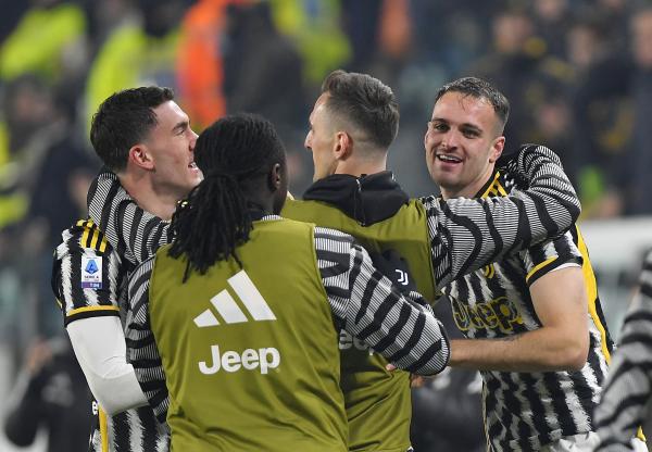 يوفنتوس يفوز على نابولي ويعتلي صدارة الدوري الإيطالي بشكل مؤقت
