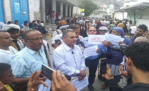 ملتقى الإعلاميين النازحين يندد بتعسف الإرياني والوالي ويدعو لوقفة إحتجاجية أمام قصر المعاشيق