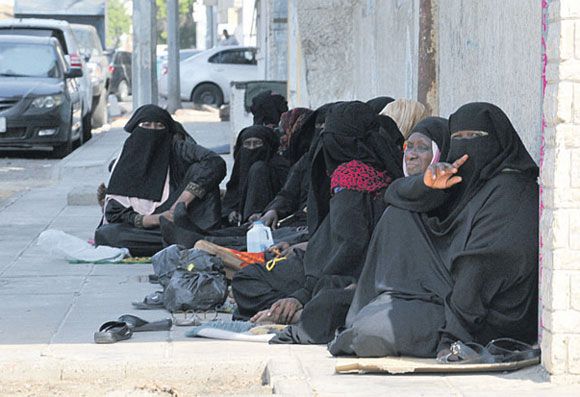 سياسة التجويع الحوثية تدفع أُسرًا إلى التسول والعيش بلا مأوى 