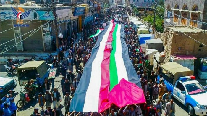 رفعوا عَلم فلسطين ورفضوا صورة الحوثي ونصر الله
