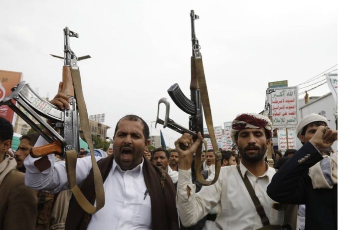 مليشيا الحوثي تختطف عددًا من عناصرها مزّقوا صورة حسن نصر الله بصنعاء