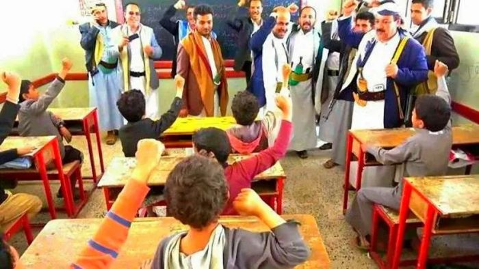بدلًا عن مطالبتهم بعمل لوحات تعليمية مليشيا الحوثي تُلزِم طلاب المدارس بصور قتلى