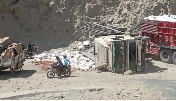 انقلاب شاحنة بضائع يوقف الحركة المرورية في القبيطة  