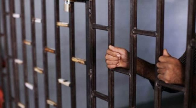 عصابة الحوثي تفرج عن صحفي بعد ساعات من اعتقاله في محافظة اب