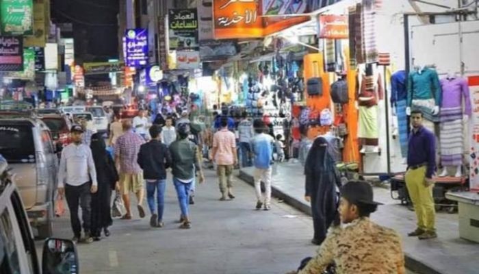 في ظل الانهيار المعيشي وفشل الحكومة السابقة .. مؤسسات رسمية تتحوّل إلى جهات جباية في عدن لتوفير "حق رمضان"