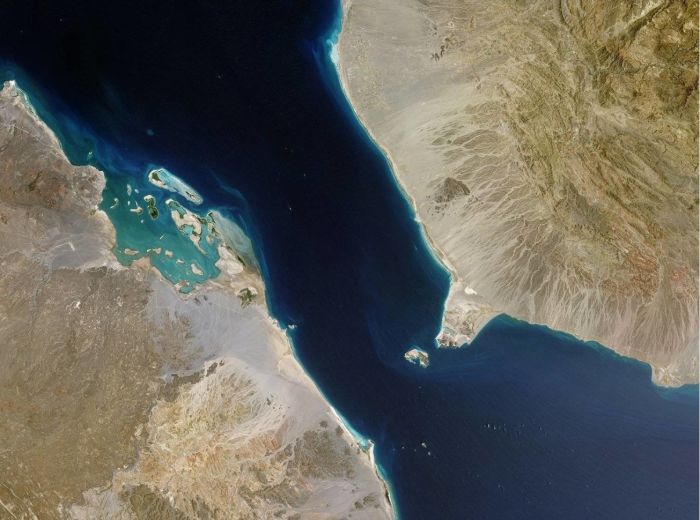طالَب إيران بمزيد من الأسلحة ..  الحوثي يقصف سفينة بريطانية في خليج عدن