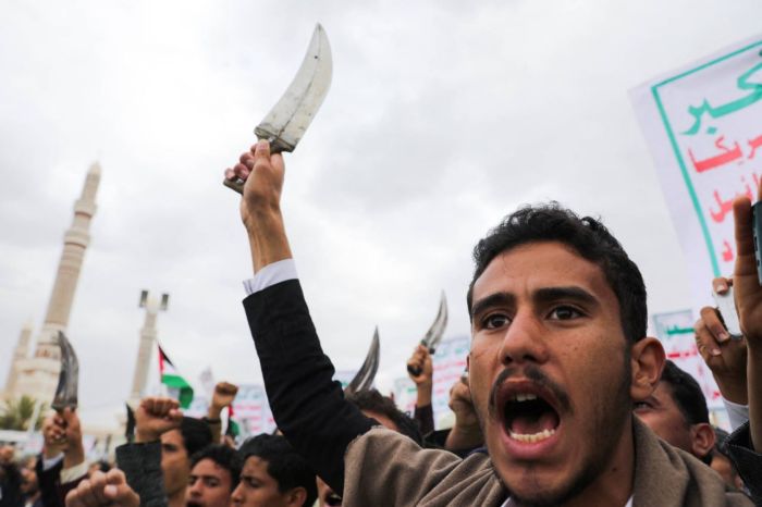 زيارة غير معلنة لمليشيا الحوثي لإيران .. واليمن يدفع ثمنا باهضا لعبودية الحوثي لإيران