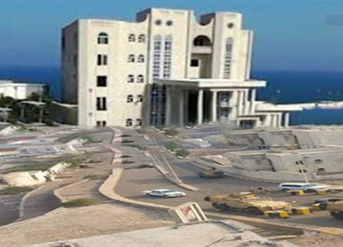 "حكومة فاشلة" .. احتجاجات واسعة أمام قصر "معاشيق" تطالب بتحسين الخدمات والظروف المعيشية لموظفي الدولة