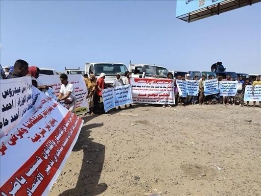 عدن ..تجّار المنصورة ينددون بفرض جبايات غير قانونية على محلاتهم التجارية