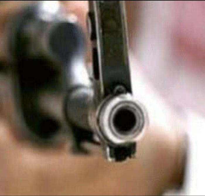 مسلح يقتل شقيقته أمام زوجها ويسلم نفسه لبحث تعز