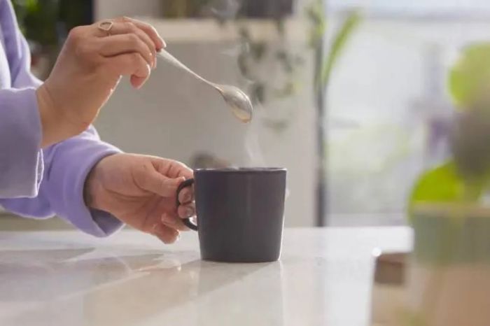 أكواب «ستانلي» لا تكفي.. أطباء يحذرون من نقص شرب الماء ويحددون الكمية المناسبة لكل عمر