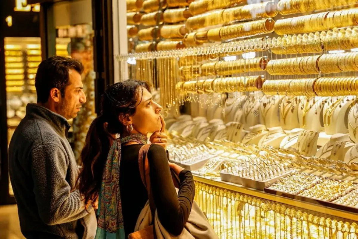 محللون يؤكدون استمرار الصعود طويل الأمد للذهب رغم التراجعات الحادة الأخيرة