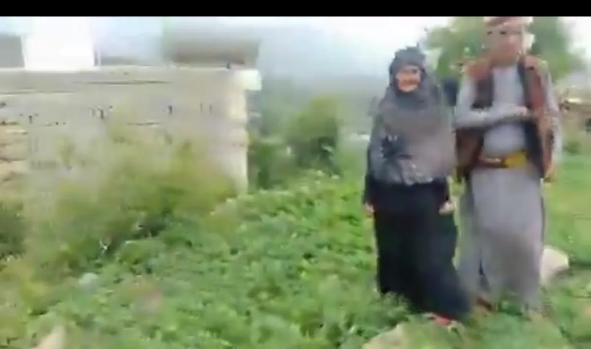 مسلح حوثي يهدم منزل مسنة في محافظة اب