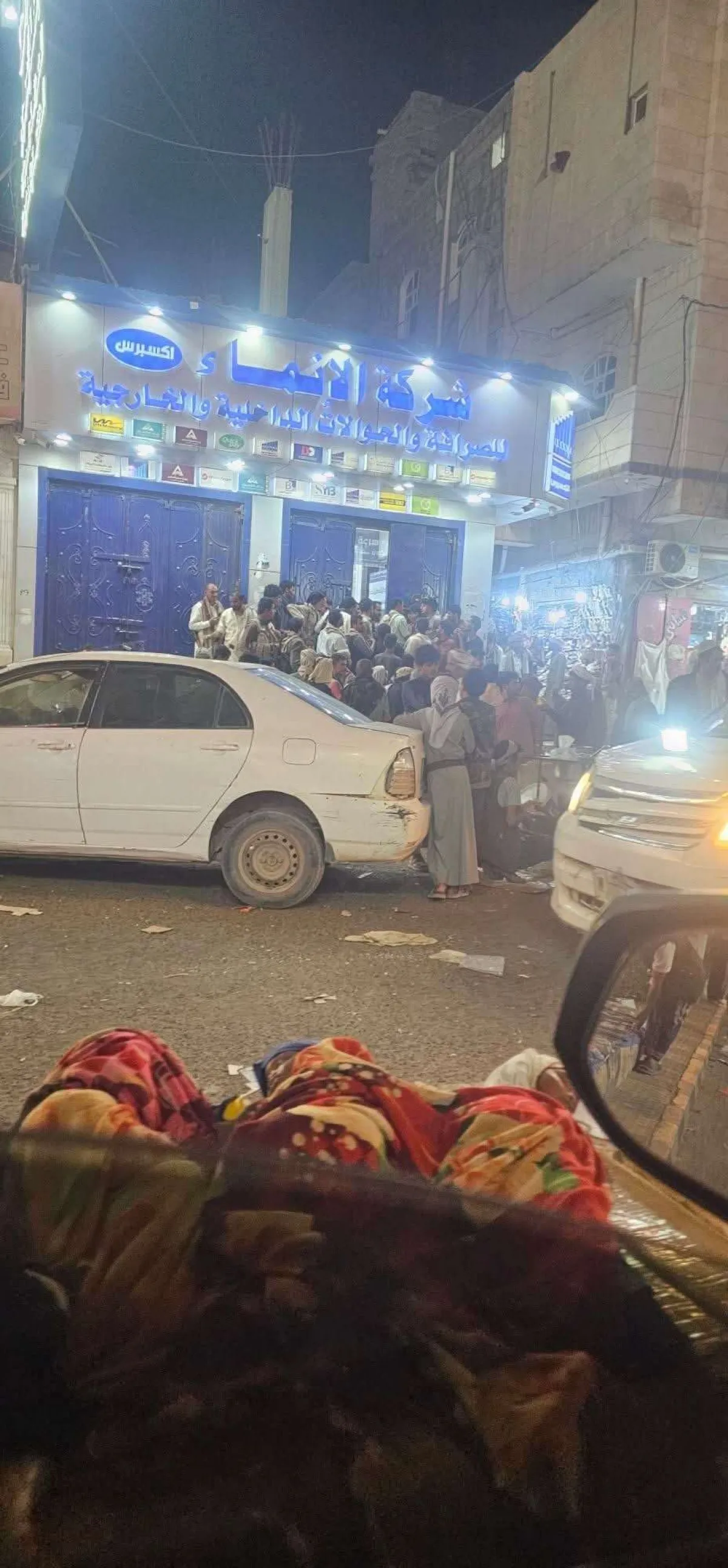 ازدحام وتدافع في مأرب أثناء صرف رواتب وزارة الداخلية