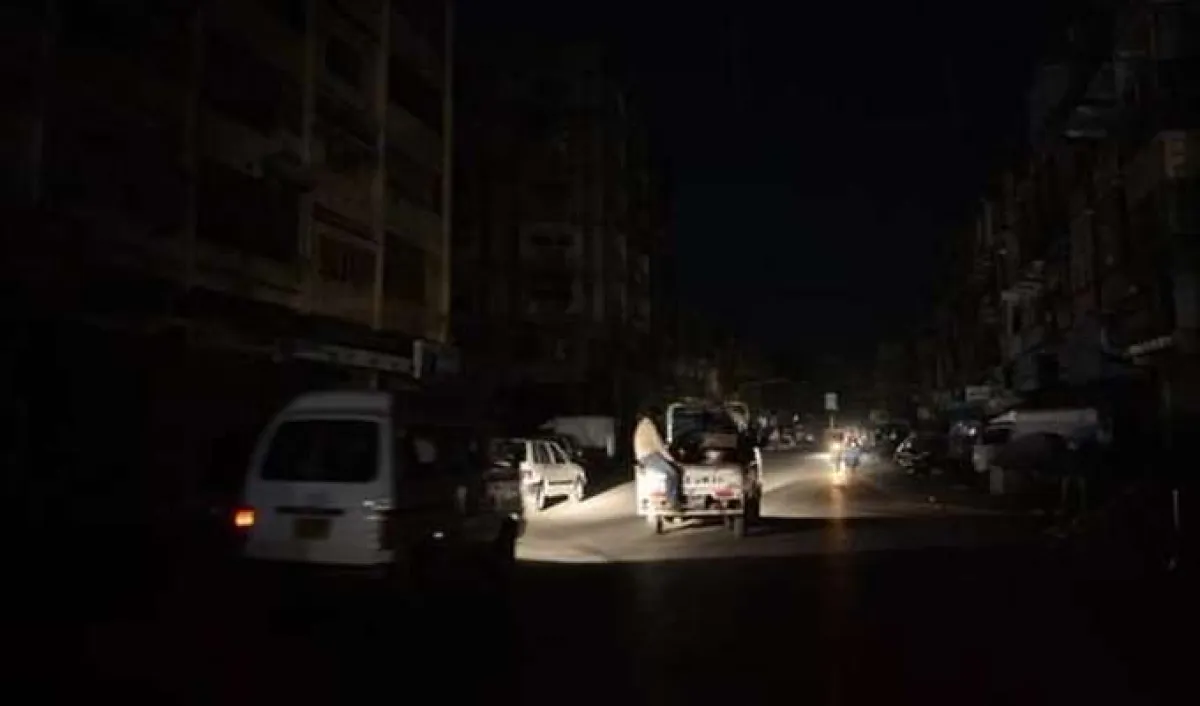 انقطاع الكهرباء بلحج يغرق المحافظة في الظلام ليلة العيد