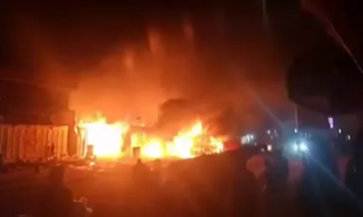 حريق ضخم يلتهم سوقًا شعبيًا في مأرب