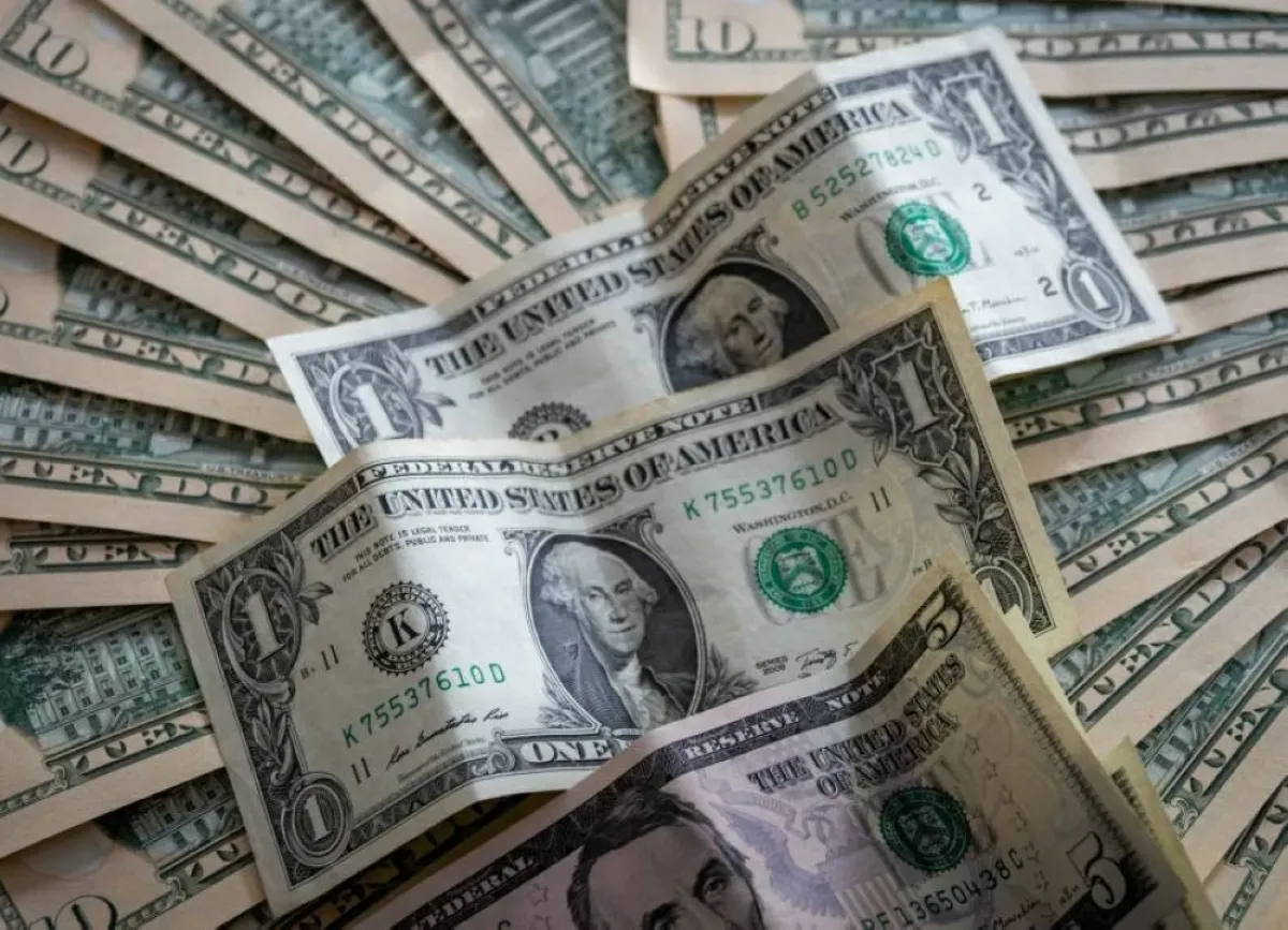 الدولار يتراجع والين يقترب من مستويات التدخل قبيل قرارات الفيدرالي