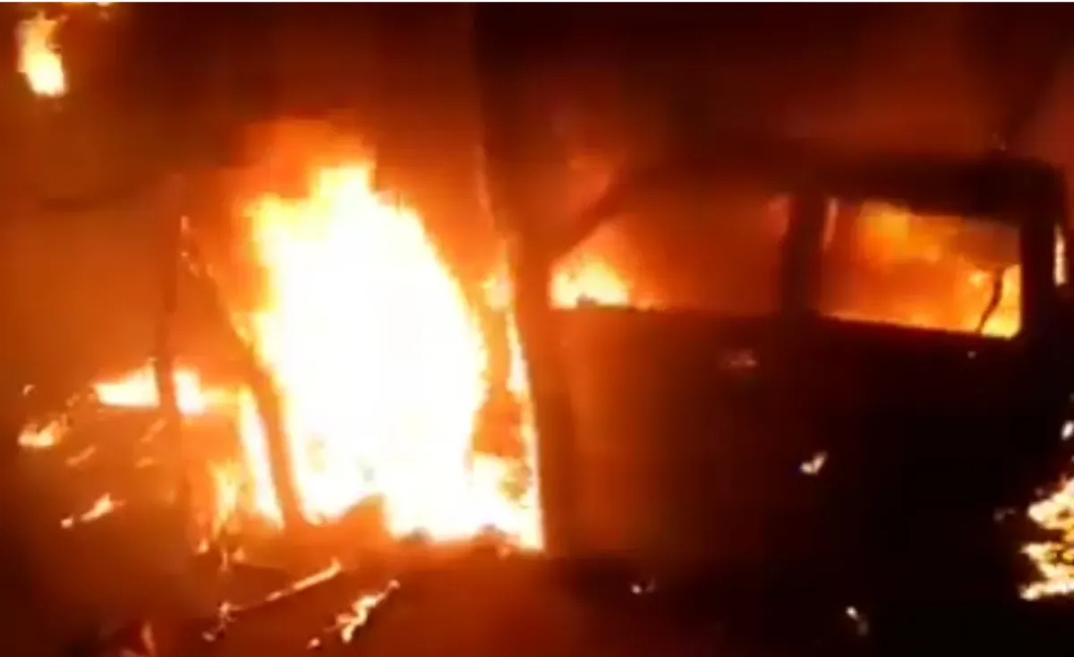 الجوف.. مسلح حوثي يحرق منازل ومركبات مواطن في برط رجوزة