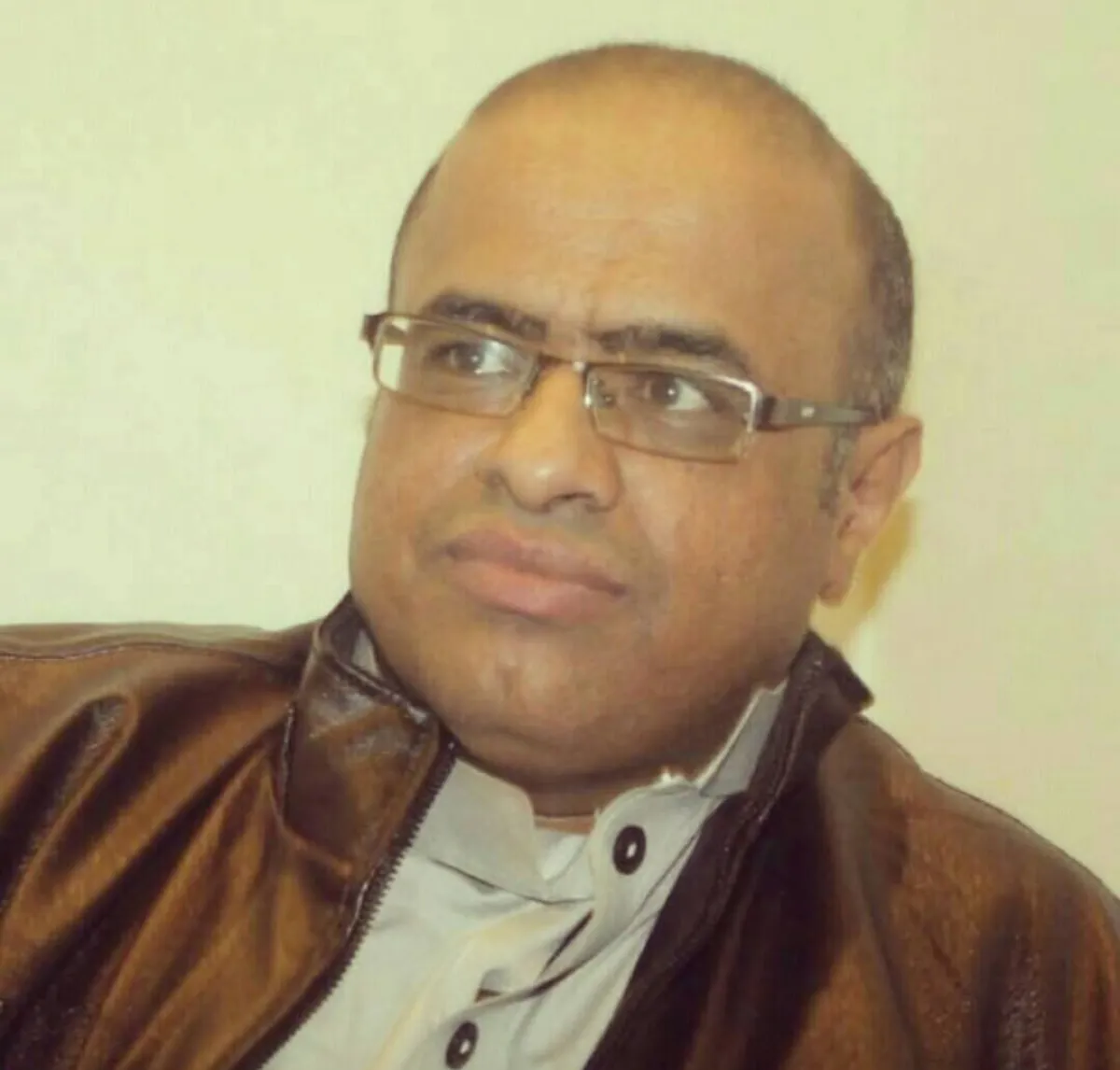 الفنان اليمني علي الحجوري يعتذر عن مشاركته في احتجاجات 2011 ويهاجم حزب الإصلاح