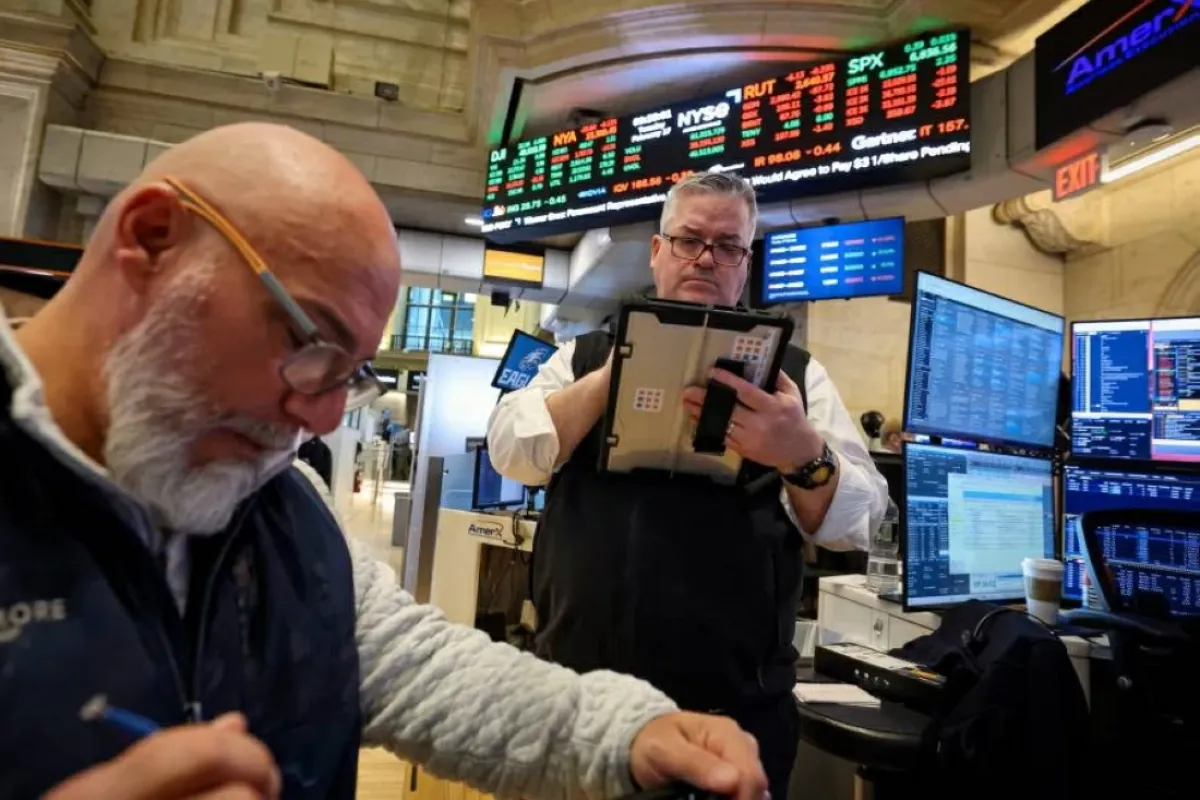 وول ستريت تفتتح على أداء متباين وسط ترقب نتائج مايكرون وتراجع أسعار النفط