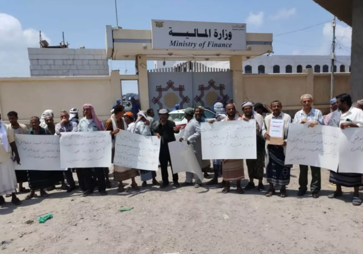 نزوح الكرامة (الموظفون النازحون) .. حين تصبح الرواتب حلمًا مؤجلًا في مقابر الأحياء
