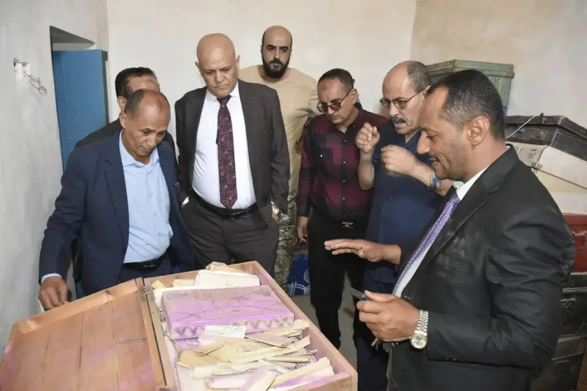 محافظ تعز يوجه بحصر وتصنيف الوثائق التاريخية