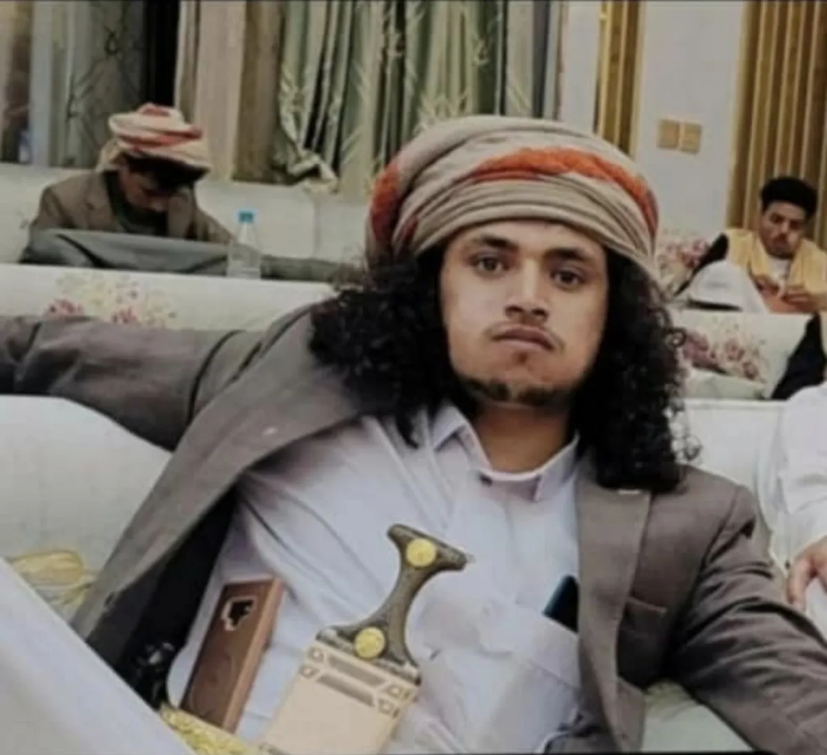 مقتل شخصين وإصابة آخرين في اشتباكات إثر فتنة بين أسرتي بيت السلوي وبيت غراب وسط اتهامات للحوثيين بالتقاعس عن احتواء الأزمة