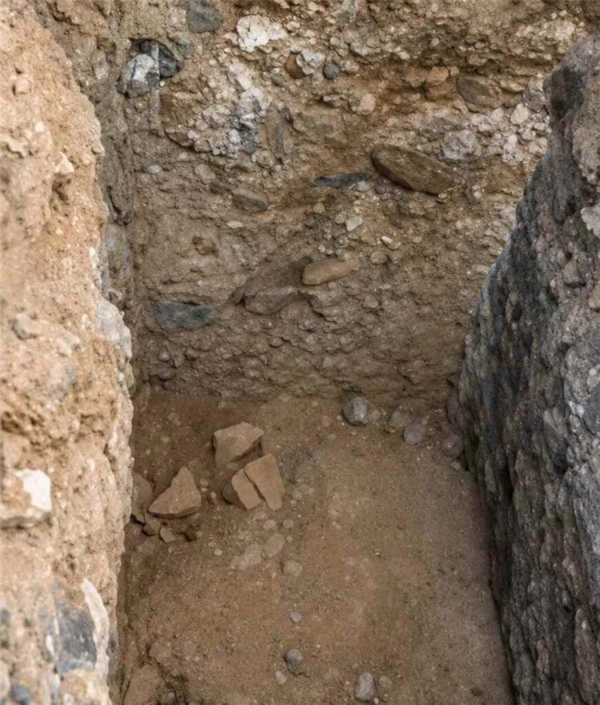 تحت أعين الحوثيين.. نهب مقبرة أثرية بمدينة ظفار التاريخية يفاقم مسلسل تدمير التراث اليمني