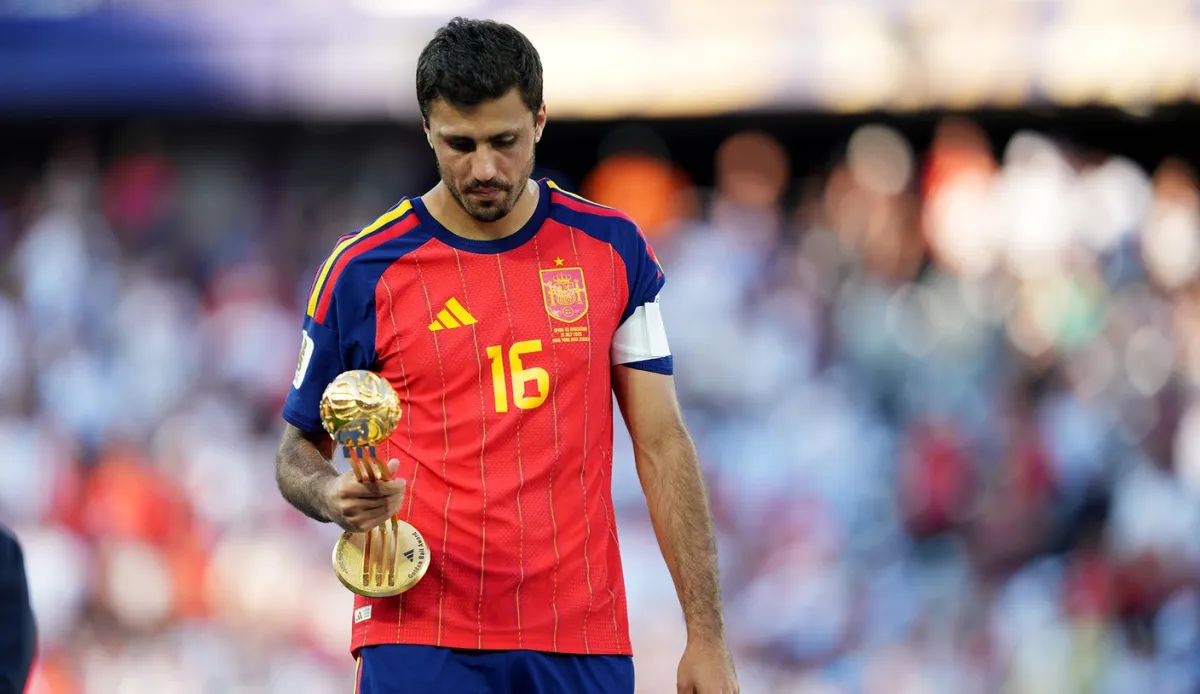 رودري نجم مانشستر سيتي يخضع لجراحة في الظهر بعد تتويجه بكأس العالم والكرة الذهبية