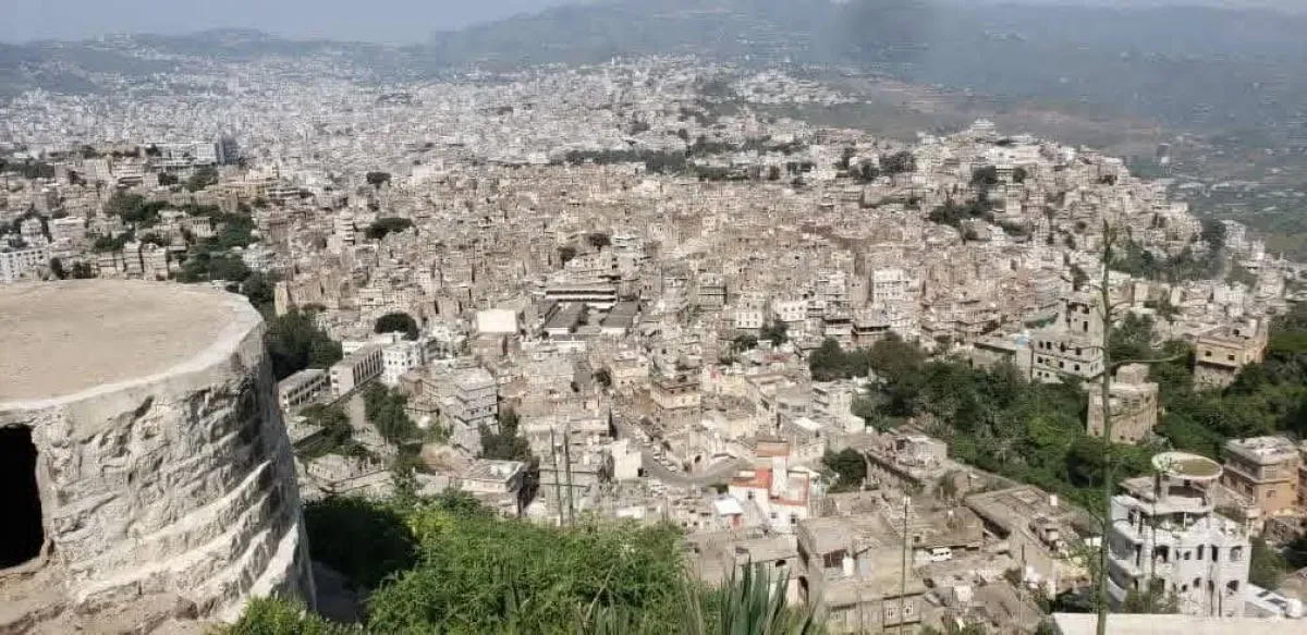 الحوثيون يمنحون تصاريح بناء مخالفة في مجاري السيول بإب ويزيدون مخاطر الغرق