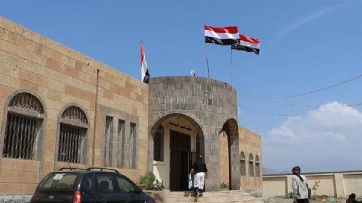 الحوثيون يقتحمون مقرات قضائية بالحديدة وينهبون وثائق وأسلحة